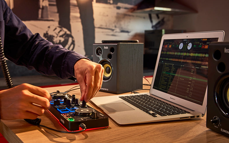 HERCULES DJControl Starlight, Portable USB DJ Controller, 2 tracks con 8 pads
